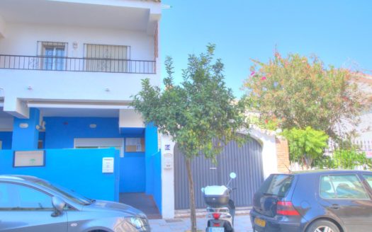 Beachfront Fuengirola property private parking